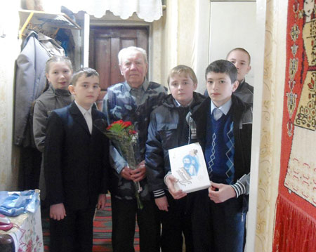 Ветерана Великой Отечественной войны Николая Андреевича Макарова поздравили ученики школы № 11