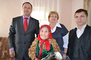 Самая старейшая жительница с. Ухманы Канашского района А.Н. Никитина, отметившая 95-летие, спела гостям свои любимые песни 